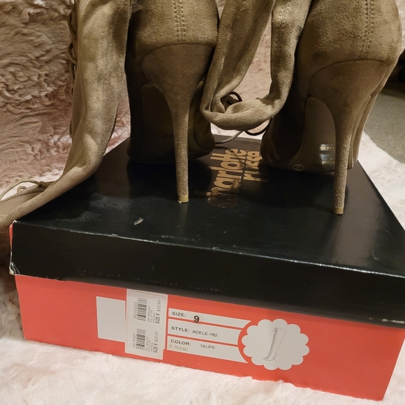 Charlotte Russe size 9 Taupe Suede - Picture 4 of 4
